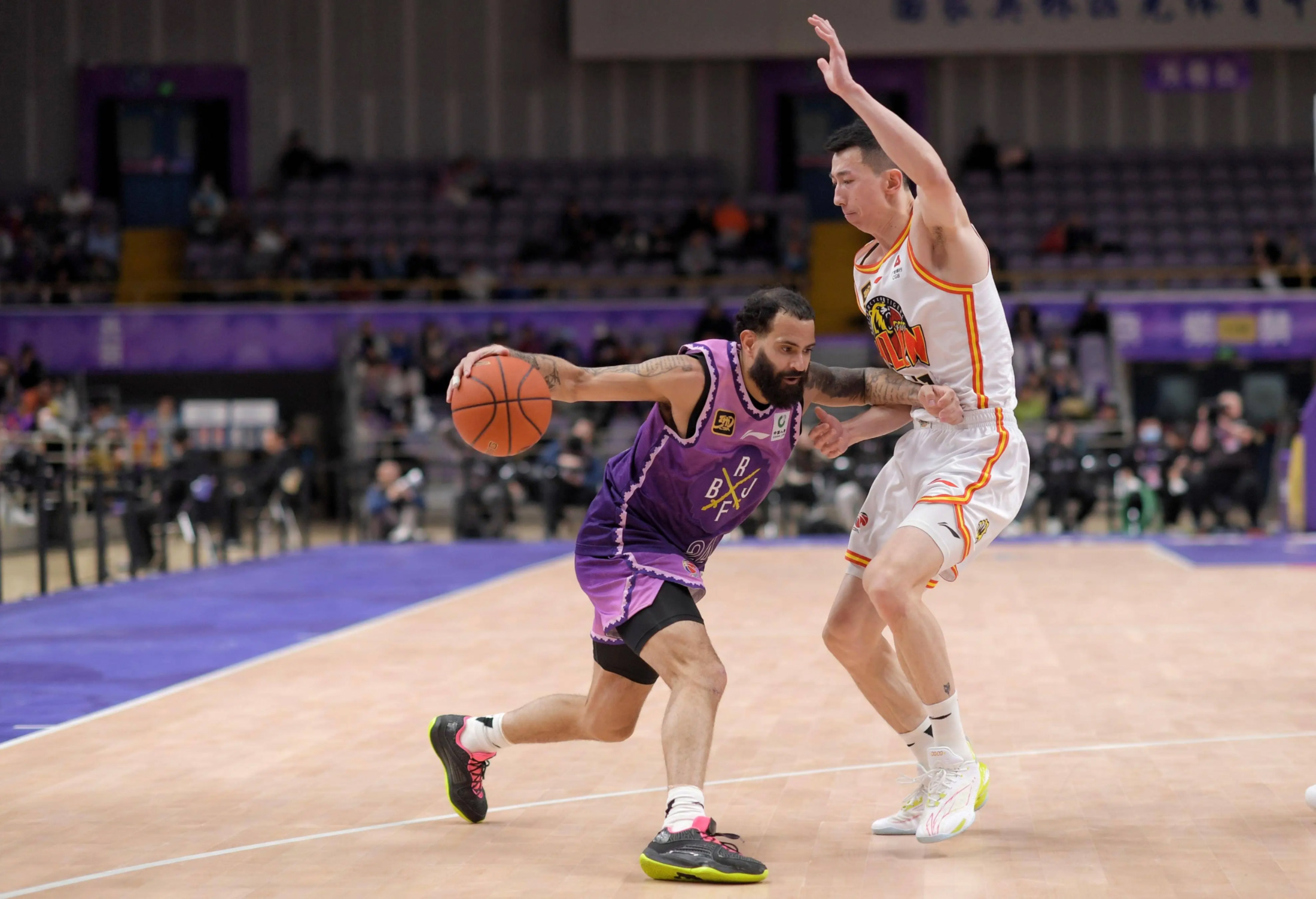 yy易游体育平台-窗口期突围战来临，里昂围绕CBA季后赛伤情更新，管理层满意，细节决定成败