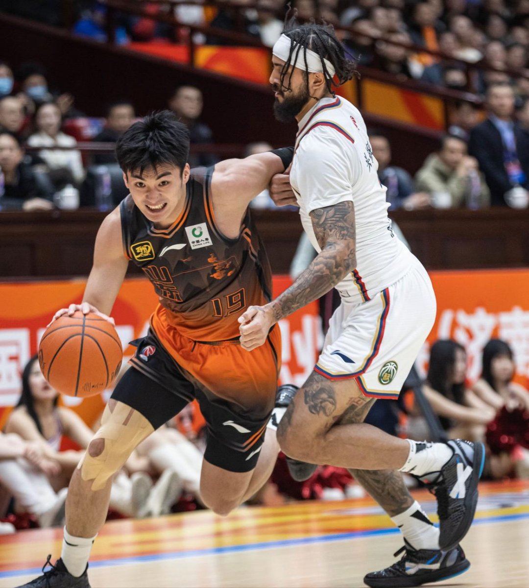 yy易游体育平台-北京国安迎CBA季后赛关键赛，冲刺阶段单刀错失，悬念犹存，身体对抗强度拉满